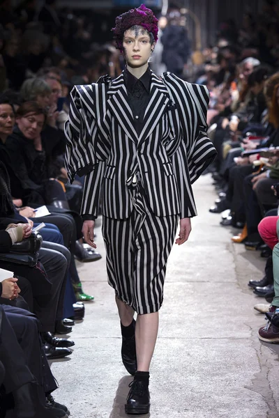 Look 10